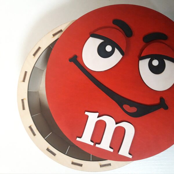 Dāvanu kastīte "M&M". Cena 10,00 Eur.