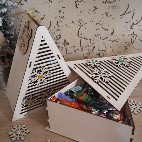 Dāvanu kastīte "Egle". Cenas 10,00 Eur.