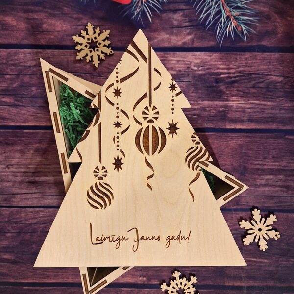 PIEEJAMS. Dāvanu kastīte "Eglīte". cena 10,00 Eur.