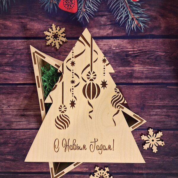 PIEEJAMS. Dāvanu kastīte "Eglīte". Cena 10,00 Eur.