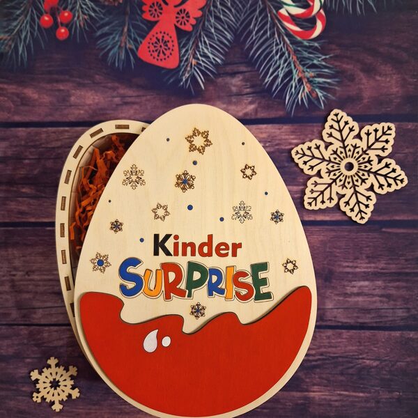 Kinder surprise kastīte dāvanai. Cena 10,00 Eur.