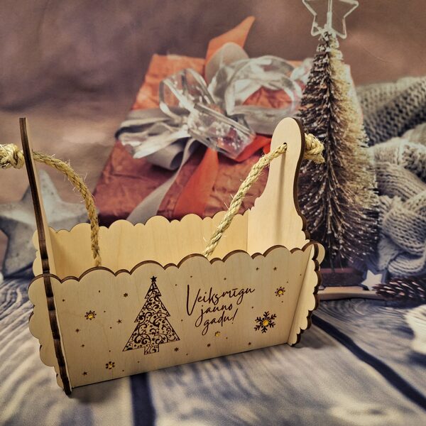 Dāvanu kastīte. Cena 8,00 Eur.