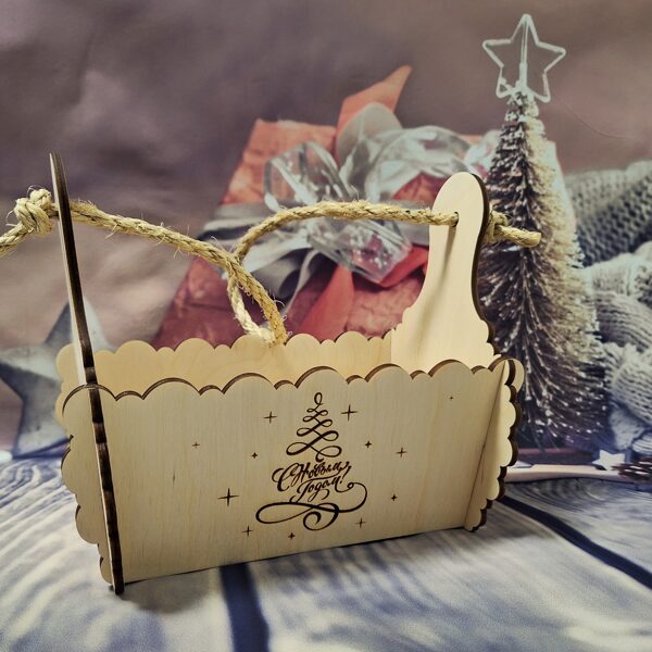 PIEEJAMS. Dāvanu kastīte. Cena 8,00 Eur.