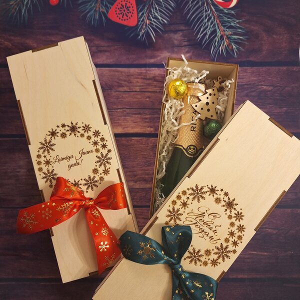 Dāvanu kastīte mazajai šampanieša pudelei. Cena 10,00 Eur.