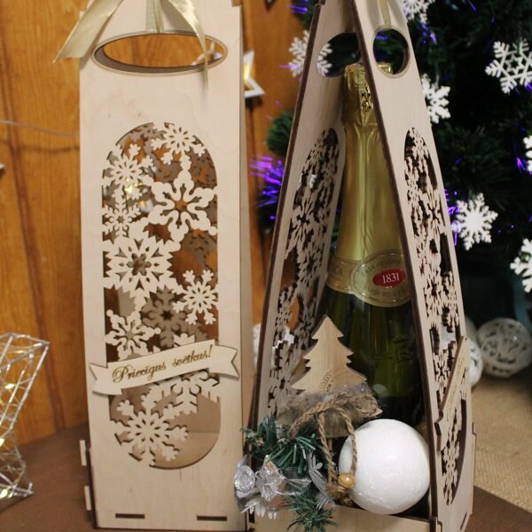 PIEEJAMS. Dāvanu kastīte šampanieša pudelei. Cena 10,00 Eur.