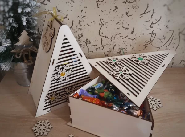 Dāvanu kastīte "Egle". Cenas 10,00 Eur.