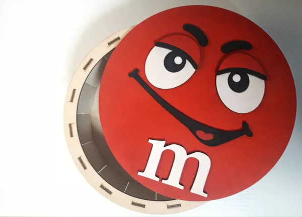 Dāvanu kastīte "M&amp;M". Cena 10,00 Eur.