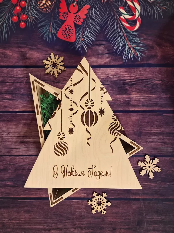 PIEEJAMS. Dāvanu kastīte "Eglīte". Cena 10,00 Eur.