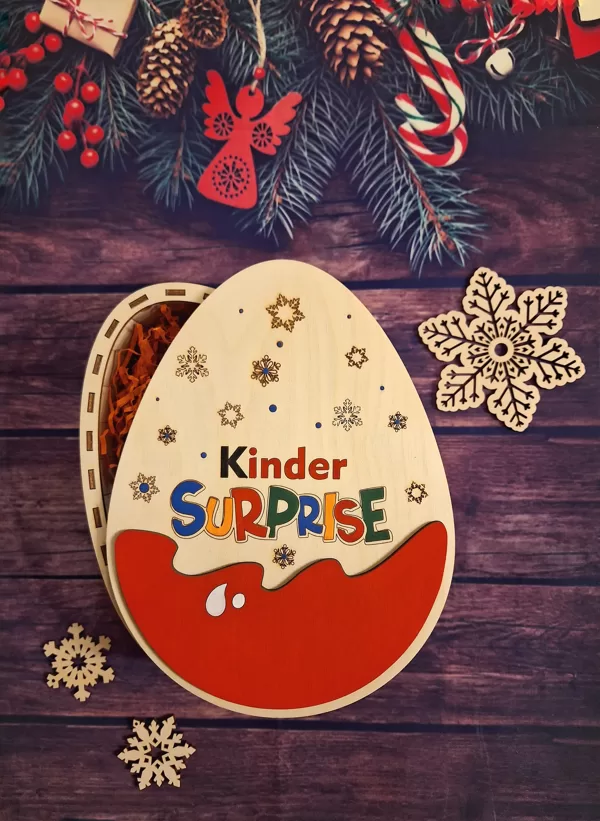Kinder surprise kastīte dāvanai. Cena 11,00 Eur.