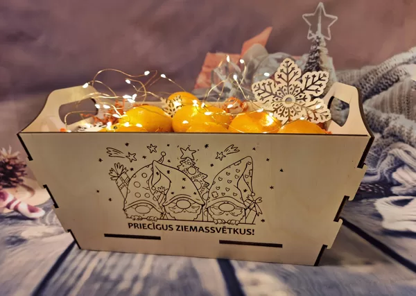 PIEEJAMS. Kastīte mandarīniem. Cena 10,00 Eur.