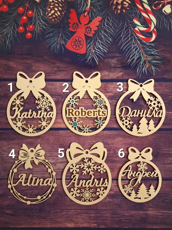 Personalizēts koka eglīšu rotājums. Cena 1,50 Eur.