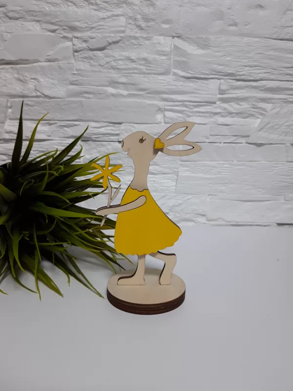 Dekors "Zaķēne", pieejams dzeltena, zaļa, oraņža, sarkana krāsa, izmērs 13cm, cena 3,50 Eu